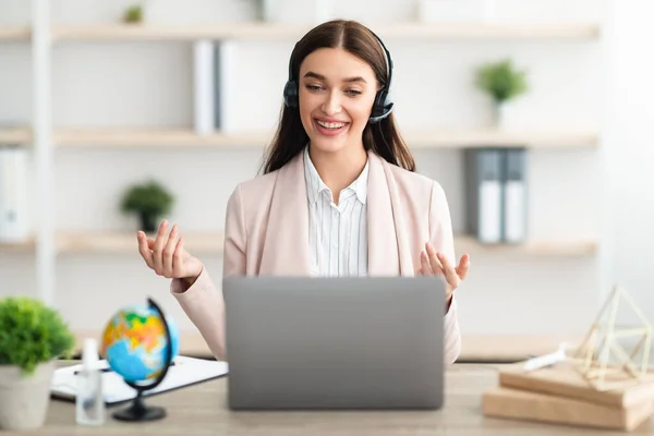 Vrolijk Vrouw Praten Via Video Call Op Laptop In Office — Stockfoto
