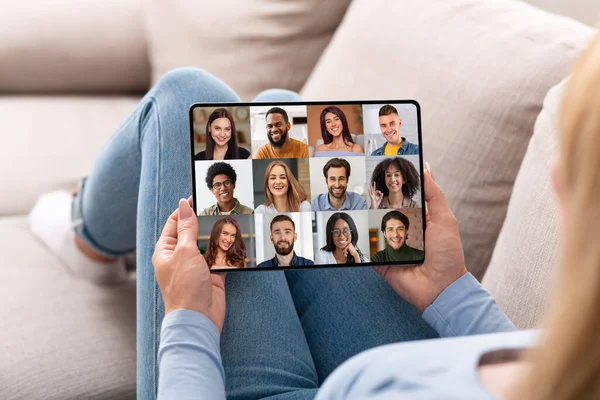 Mulher fazendo videochamada em tablet digital com grupo multiétnico de pessoas — Fotografia de Stock