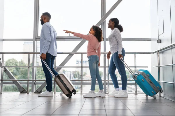 Familia negra viajando juntos, esperando la llegada del avión — Foto de Stock