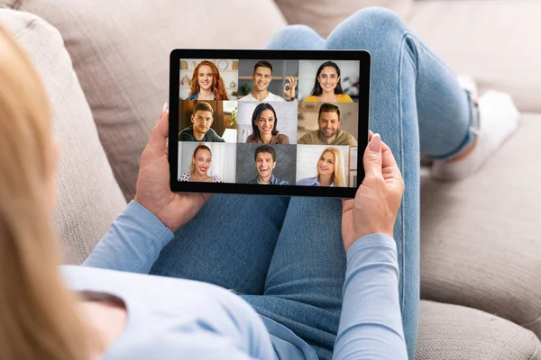 Nierozpoznawalna Pani z cyfrowym tabletem o grupowej rozmowy wideo z przyjaciółmi — Zdjęcie stockowe