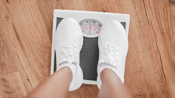 Крупним планом чорношкіра жінка, що стоїть на масштабах. концепції схуднення — стокове фото