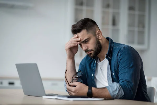 Affaticamento, superlavoro, depressione, emozioni negative e problemi nel lavoro e studio a distanza — Foto Stock