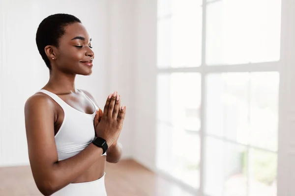 Black lady meditating keeping hands together in prayer pose — Stock Photo, Image