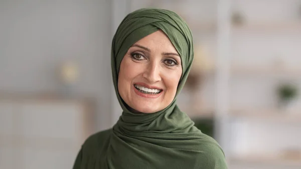 传统Hijab室内装扮老年穆斯林妇女的肖像 — 图库照片