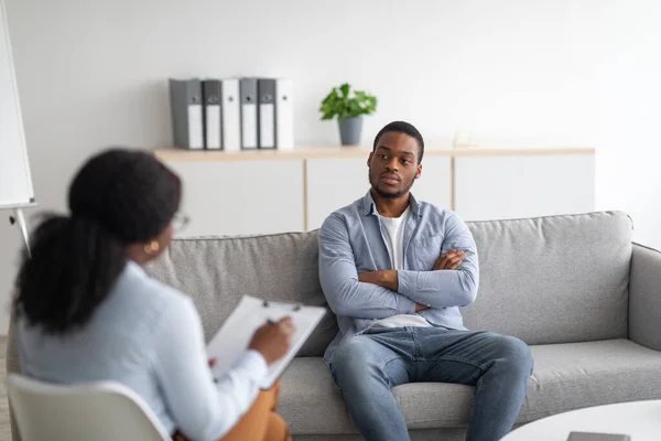 Psychologische begeleiding. Zwarte mannelijke patiënt met depressie met sessie met psychotherapeut op kantoor — Stockfoto