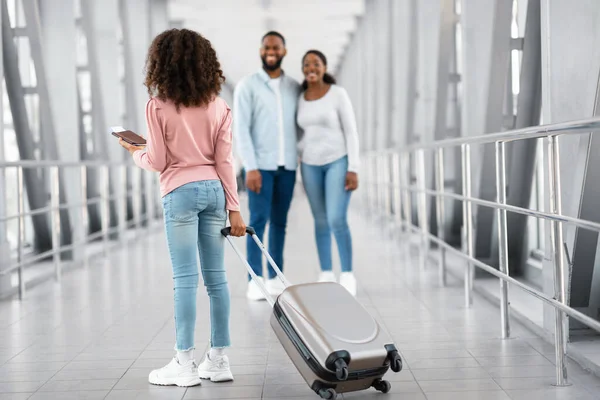 Felice nero genitori incontro ragazzo in aeroporto — Foto Stock