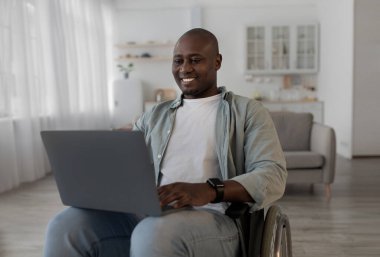 Modern iletişim, çevrimiçi çalışma, internette sörf ve sosyal ağlarda sohbet