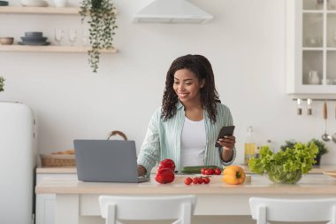 Modern cihazlar, uzaktan çalışma, yeni tarif ve yemek blogu için yemek pişirme