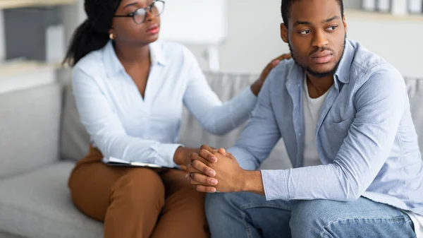 Depressed black former soldier suffering from PTSD, undergoing military rehab, consulting with psychotherapist — Stock Photo, Image