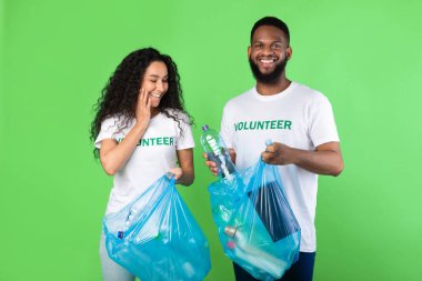 Çok Kültürlü Gönüllüler Yeşil Arkaplanda Plastik Çöp Topluyor