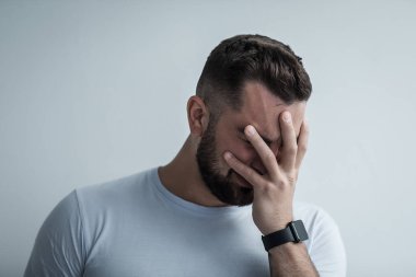 Evde olumsuz duyguların ifadesi, stres, depresyon, acı ve psikolojik sorunlar