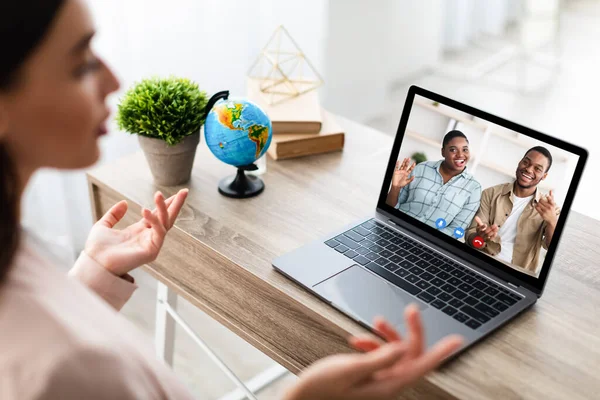 Tour Agent Video Calling Customers Having Online Consultation In Office — Stock Photo, Image