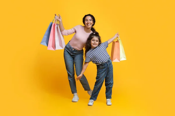 Familieneinkauf. Fröhlich Arab Mutter Und Wenig Tochter Posieren Mit Shopped Bags — Stockfoto
