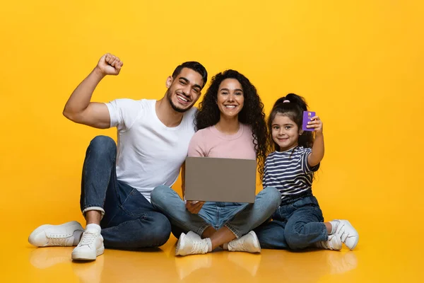 Happy Excited Arabic Family With Laptop And Credit Card Making Online Shopping — Stock Photo, Image