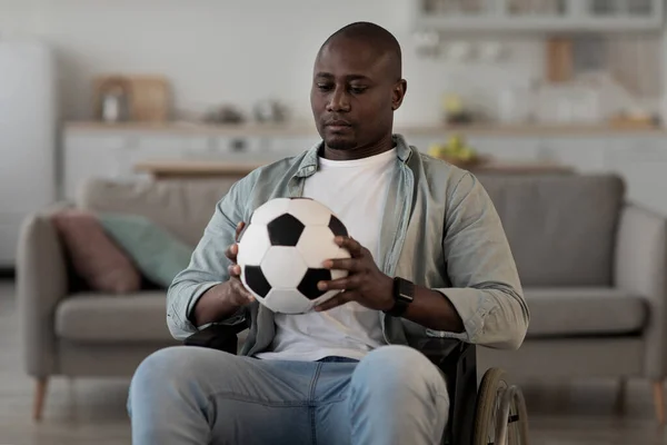 Hobby, motivation, dröm, mänskliga känslor, handikappade personen är ledsen över sport och fotboll — Stockfoto