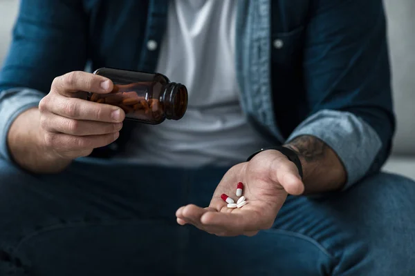 Overdosering en zelfmoord, mentale inzinking, diepe depressie, drugs, pijn en gezondheidsproblemen — Stockfoto