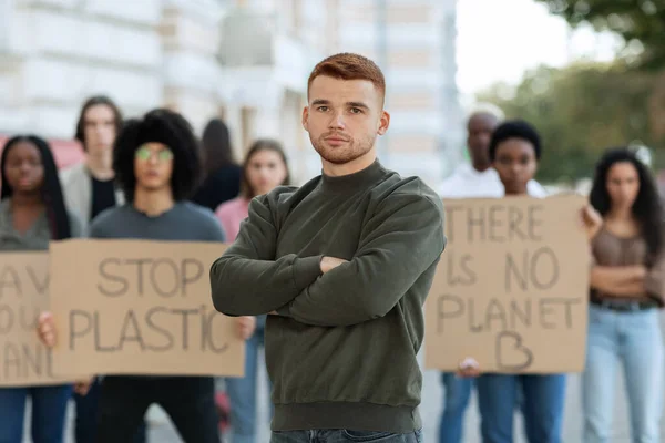 Joven confiado con los brazos cruzados mirando a la cámara — Foto de Stock