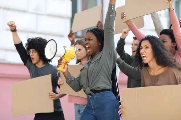 Motivierte Afroamerikanerin mit Lautsprecher über Menschenmenge — Stockfoto