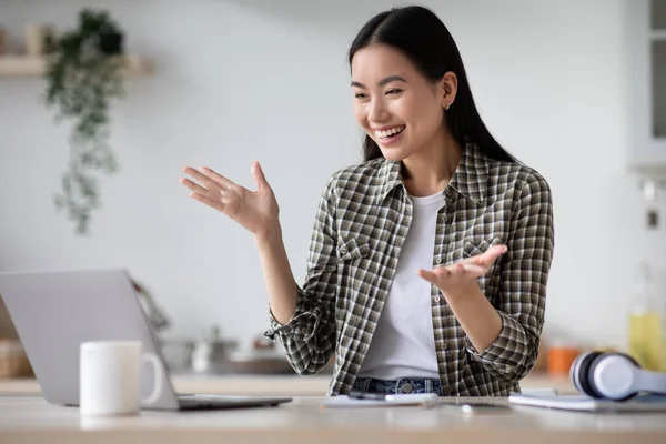 Vrolijke aziatische jonge vrouw hebben sollicitatiegesprek online — Stockfoto