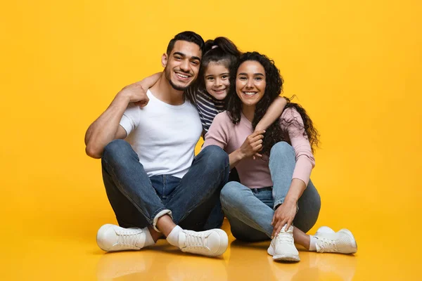 Portrait de jeune heureuse famille du Moyen-Orient avec petite fille posant ensemble — Photo