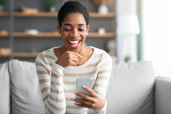 Online Randevu Uygulaması. Genç Siyah Bekar Kadın Evde Akıllı Telefon Kullanıyor — Stok fotoğraf