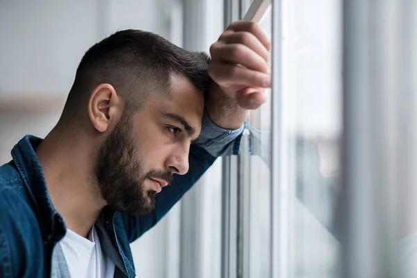 Hombre caucásico deprimido perder el trabajo y el corazón roto al mismo tiempo solo, sintiéndose mal y expresa negativo — Foto de Stock