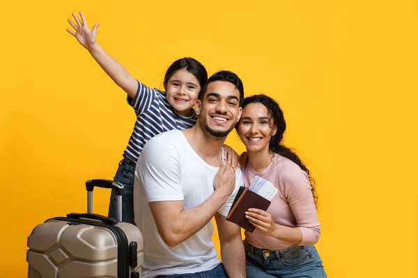 Family Trip Concept. Emozionati genitori mediorientali che viaggiano con la loro piccola figlia — Foto Stock