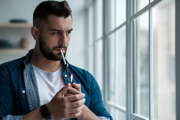 Covid-19-Lockdown, Depression, Stress und Einsamkeit zu Hause, psychische Probleme — Stockfoto