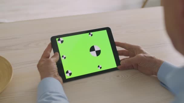 Online-Bewerbung für Senioren. Leere digitale Tablette mit grünem Chroma-Schlüsselbildschirm in männlichen Senioren faltigen Händen — Stockvideo