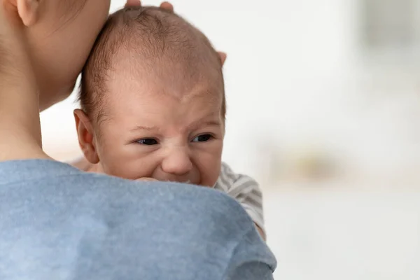 Baby Gedrag. close-up portret van jonge moeder troosten haar huilen kind — Stockfoto