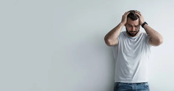 Quarentena, saúde mental, auto-isolamento, colapso emocional, erro, dor de cabeça — Fotografia de Stock