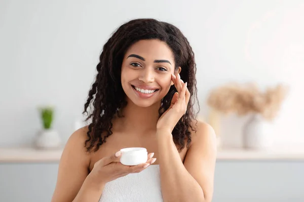 Tratamientos diarios e hidratantes, cuidado de belleza, spa en casa, piel limpia, autoaislamiento en covid-19 — Foto de Stock