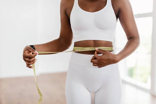 Fechar a Cintura de Medição de Mulher Negra com Fita. Conceito de emagrecimento — Fotografia de Stock