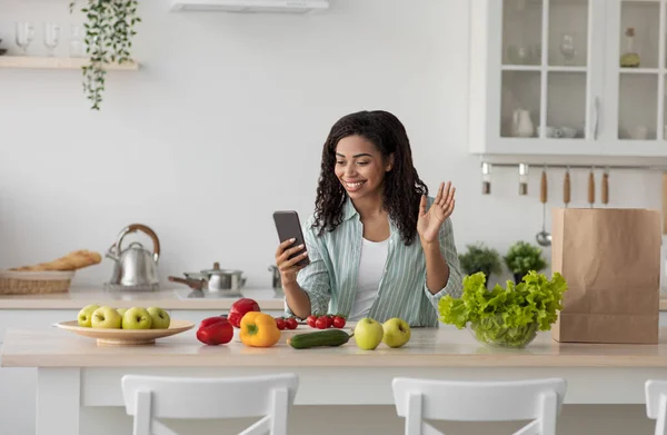 Videoblog über gesunde Ernährung, Anruf und Online-Chat, neue Normalität — Stockfoto