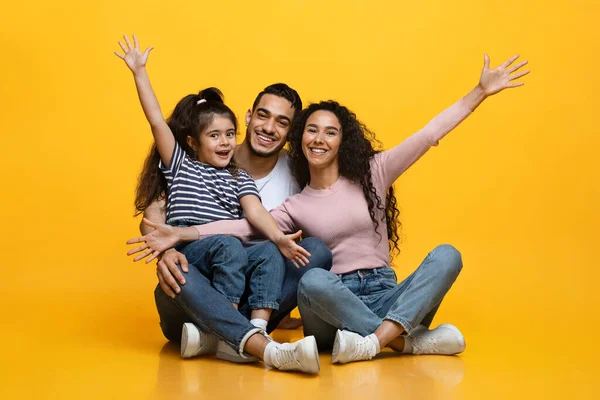 Retrato da feliz família do Oriente Médio excitada de três com pequena filha — Fotografia de Stock