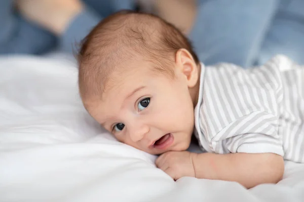 Yeni doğmuş şirin bebeğin yatakta yatışının yakın plan portresi — Stok fotoğraf