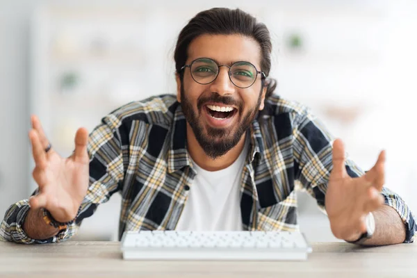 Ragazzo emotivo mediorientale che fa videoconferenza con qualcuno — Foto Stock