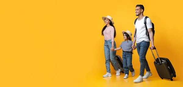 Feliz familia alegre del Medio Oriente de tres con maletas de vacaciones — Foto de Stock