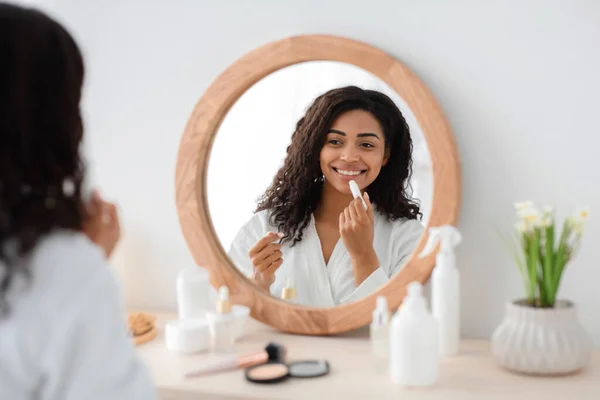 Procedimientos de rutina, hidratación de la piel, cuidado de la belleza en el hogar — Foto de Stock