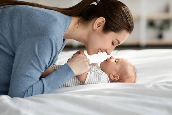 Positivt föräldraskap. Älskar ung mamma Binda Med Nyfödda Barnet Hemma — Stockfoto