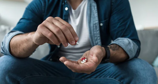 Geestelijke problemen, eenzaam, pijn, overdosis, zelfmoord, drugs en diepe depressie bij mannen thuis, covid-19 — Stockfoto