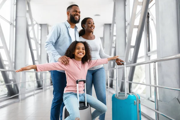 Feliz familia negra viajando con el niño, caminando en el aeropuerto — Foto de Stock