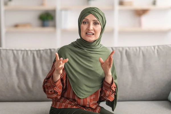Perempuan Muslim Paruh Tengah Dalam Hijab Berbicara Kepada Kamera Di Rumah — Stok Foto