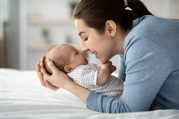 Kontakt fizyczny z niemowlęciem. Szczęśliwa mama dotykając nosa ze swoim nowonarodzonym dzieckiem — Zdjęcie stockowe