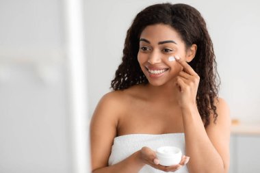 Nemlendirici, yaşlanmayı önleyici ve kırışıklık önleyici cilt bakımı. Güzellik tedavileri