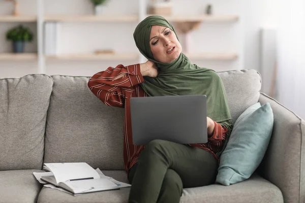 Reif Muslim Businesswoman Touch Neck Having Pain Using Laptop Indoor — Stockfoto