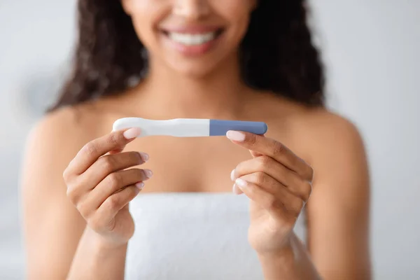 Babyerwartung, Familienglück, Schwangerschaft und gutes Ergebnis zu Hause — Stockfoto