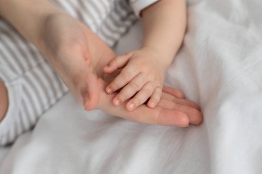 Anne Bebek Bağlantısı. Anne ve Yeni Doğmuş Bebek El Birleştirdi,