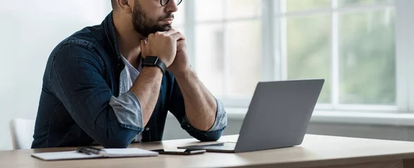 Des entrepreneurs indépendants travaillent et étudient à distance à domicile lors de la pandémie de COVID-19 — Photo