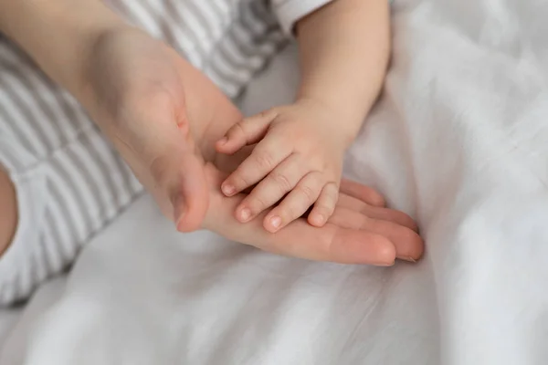 Mother Baby Connection. Mom And Little Newborn Baby Joined Hands Together, — Stock Photo, Image